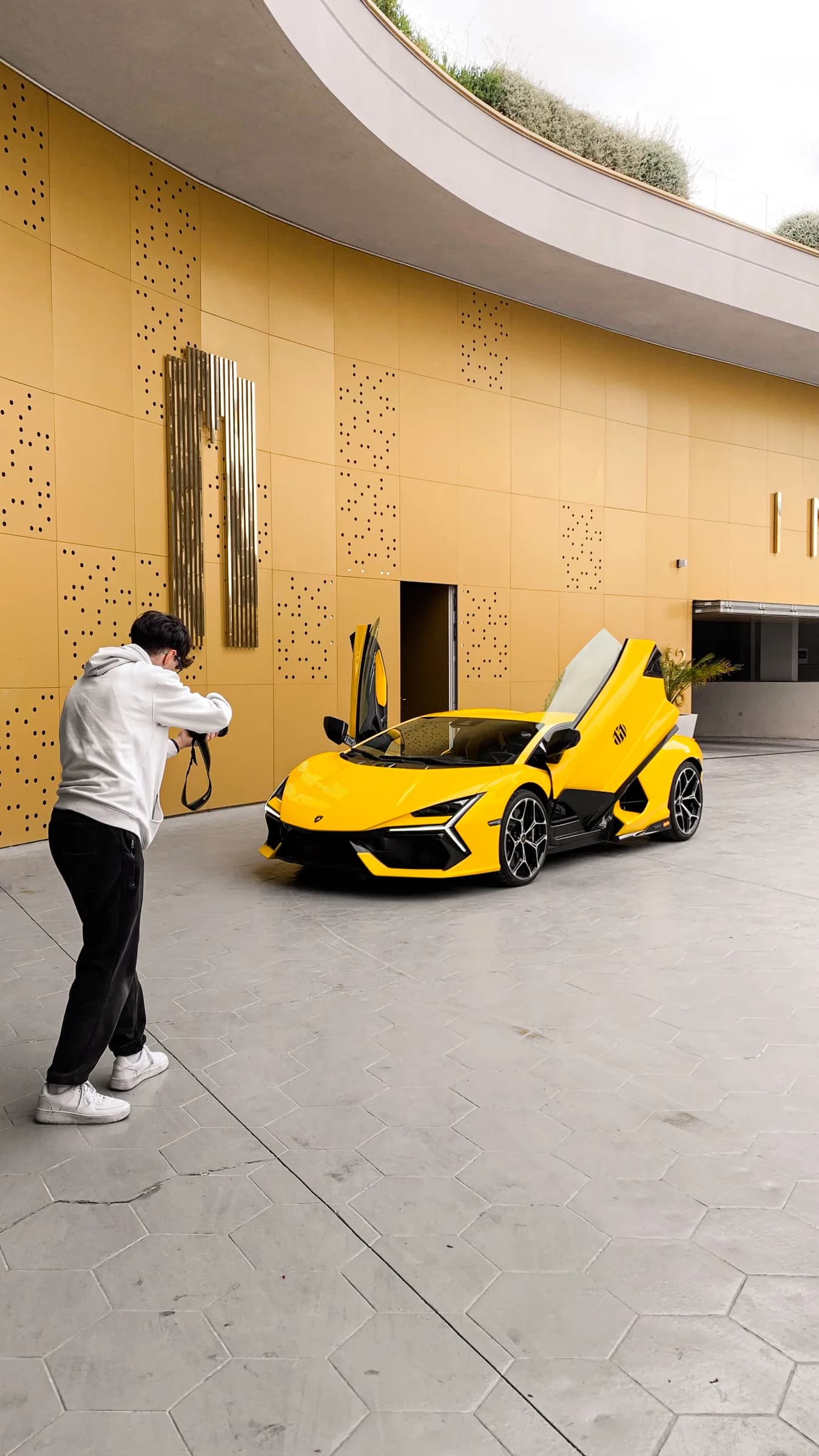 Kevin Ferrándiz photographing a Lamborghini